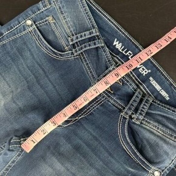 WallFlower Women’s 9 "The Luscious Curvy" Fit Bootcut Jeans - Picture 8 of 10